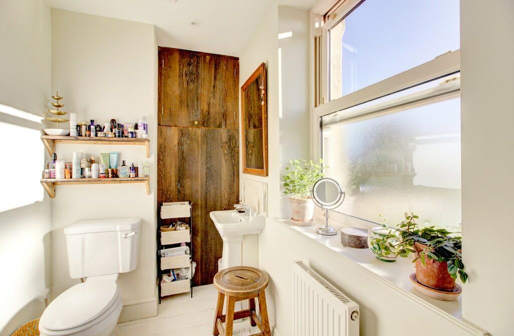 Master bedroom en...