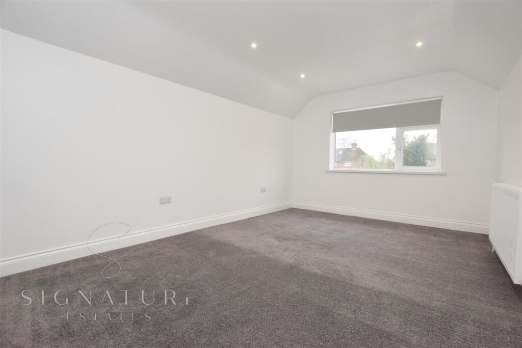 Master Bedroom 1 (4).jpg