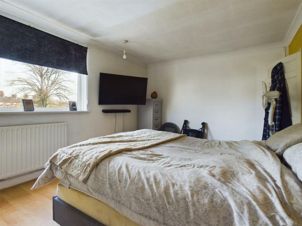 Bedroom 1 Pic 7.jpg