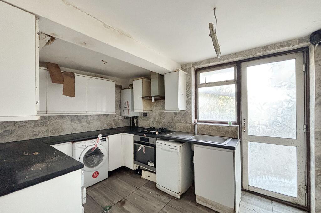 15 Glebe Avenue, Harrow HA3 9LG