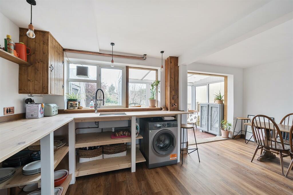 Kitchen / Dining Area