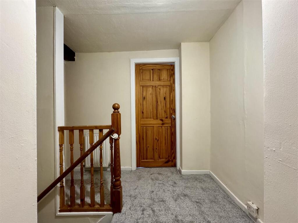 FIRST FLOOR LANDING