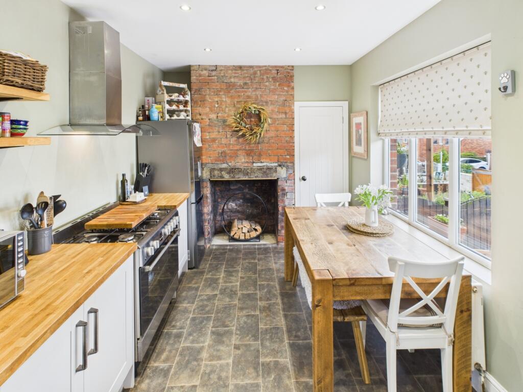 CAM04233G0-PR0029-STILL009