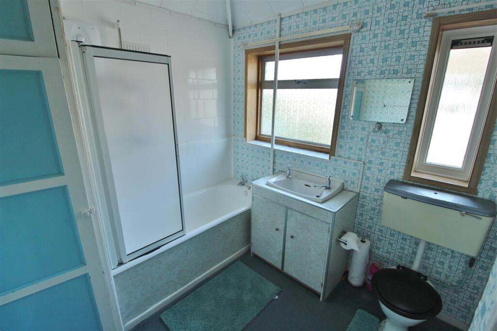 FAMILY BATHROOM
