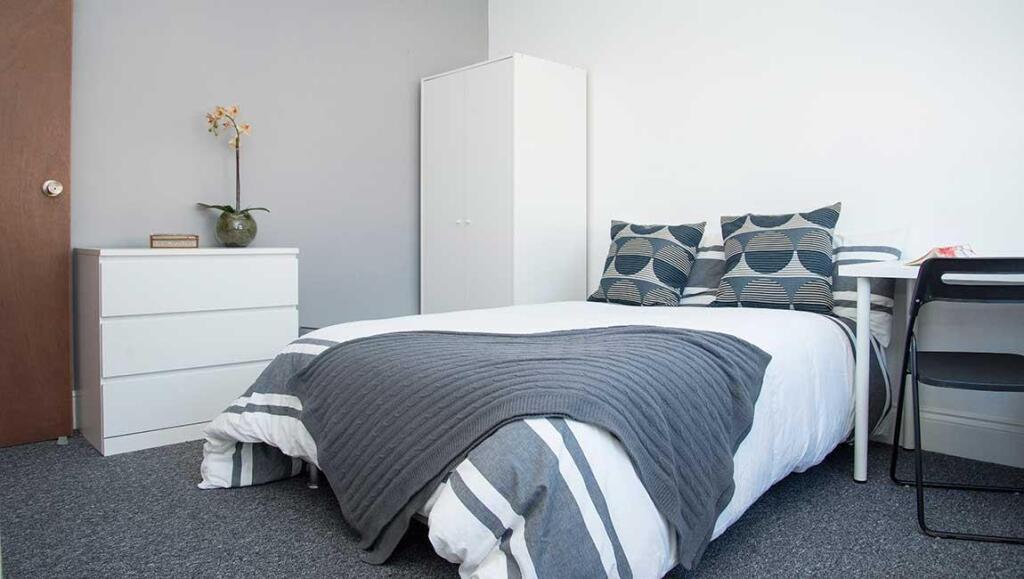 7-bed-student-house-hudson-road-portsmouth-(18).jp