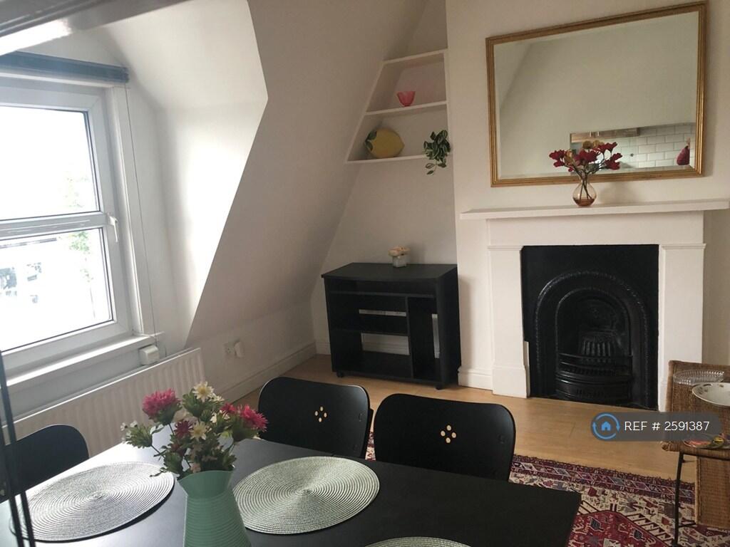 Sitting Room/Dinning Room