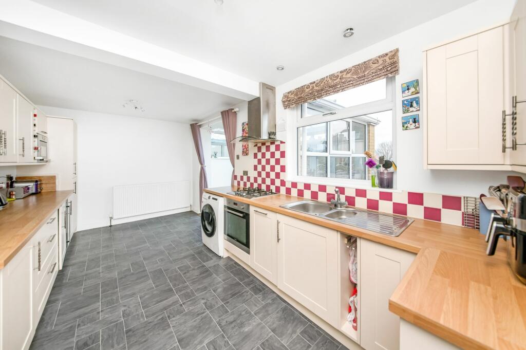 OPEN-PLAN DINING KITCHEN