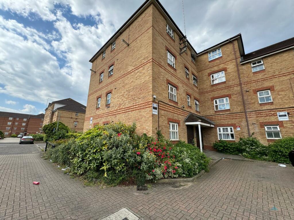 Large 2 Bedroom Ground Floor Flat