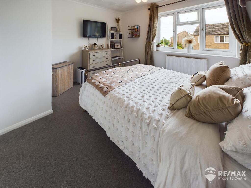 Bedroom 1 (3).jpg