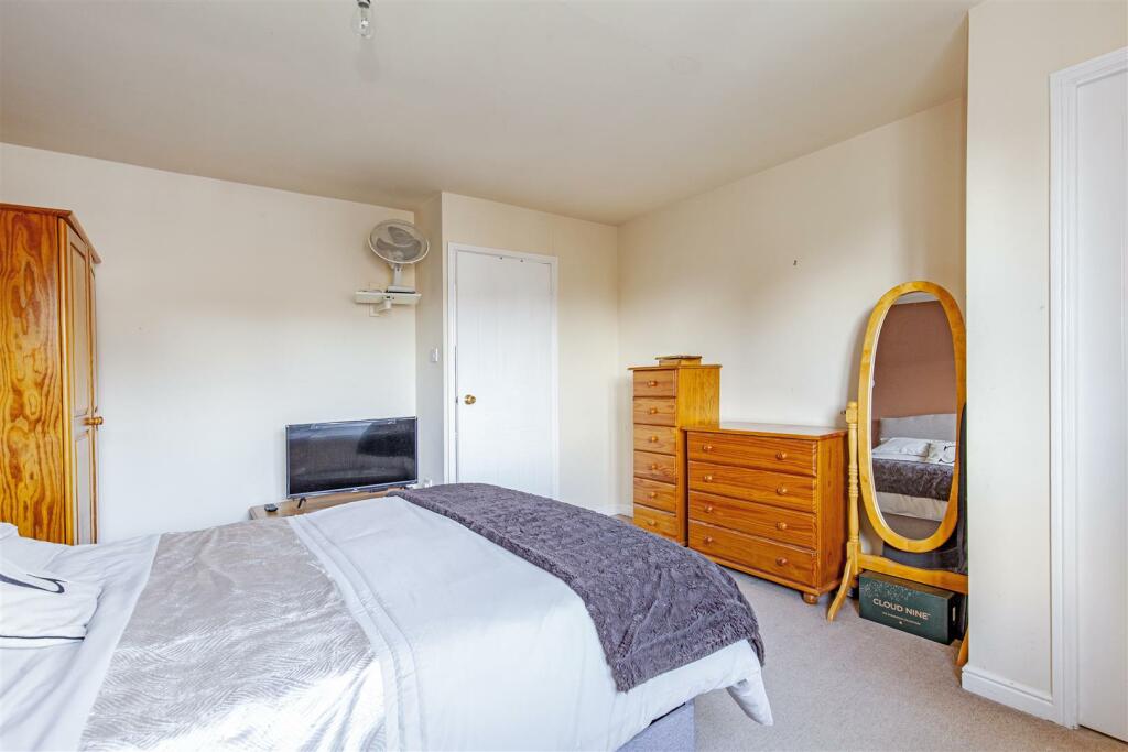 Bedroom 1-1.jpg
