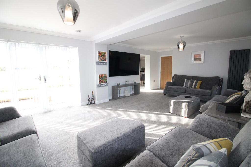 Family Room1.JPG