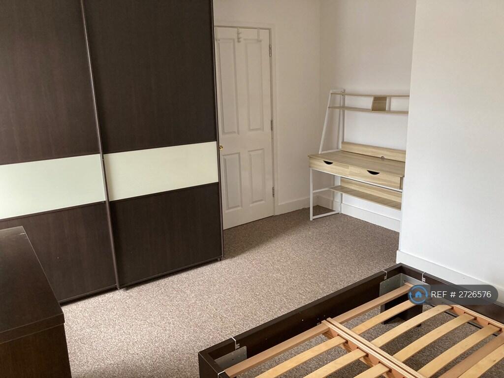 Room 4 Desk &amp; Large Wardrobe With Sliding Doors 