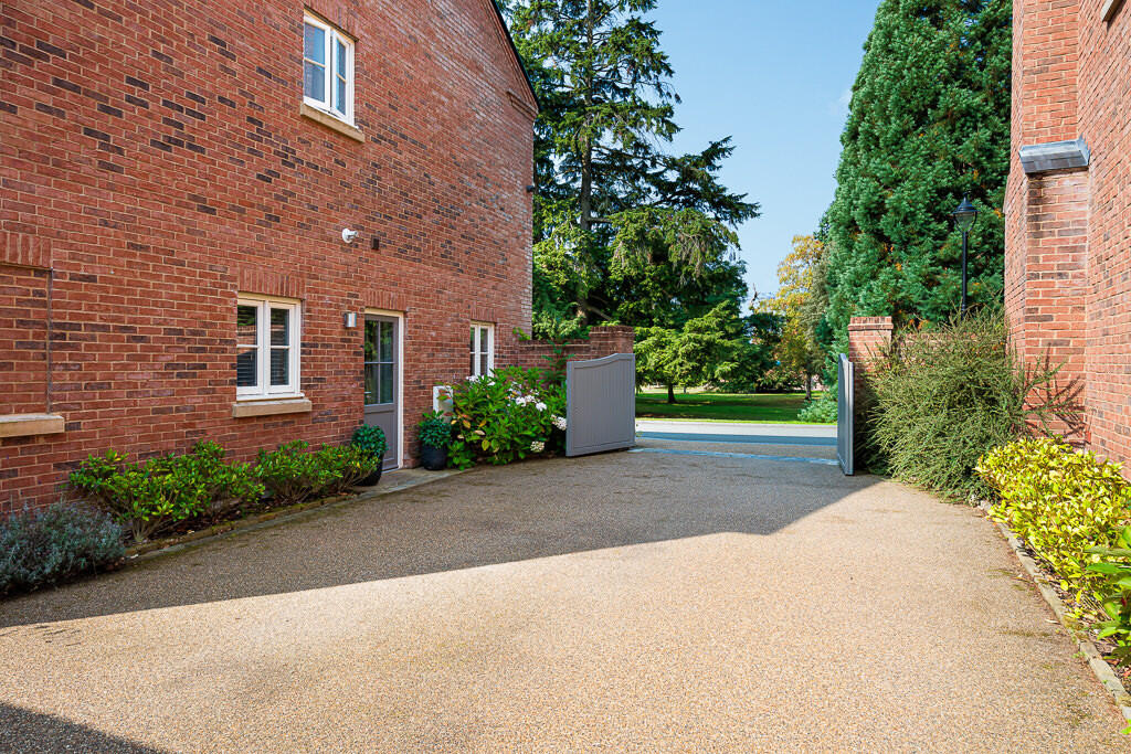 3_churchill_avenu...