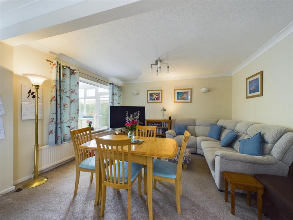 LIVING/ BREAKFAST ROOM