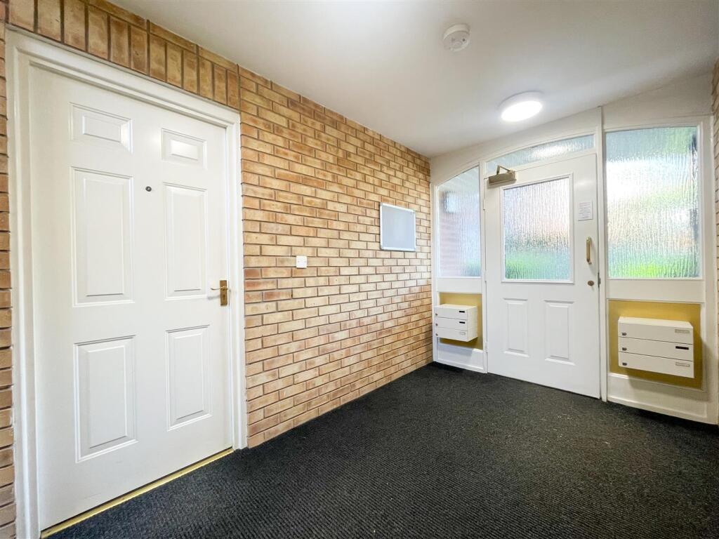 COMMUNAL ENTRANCE
