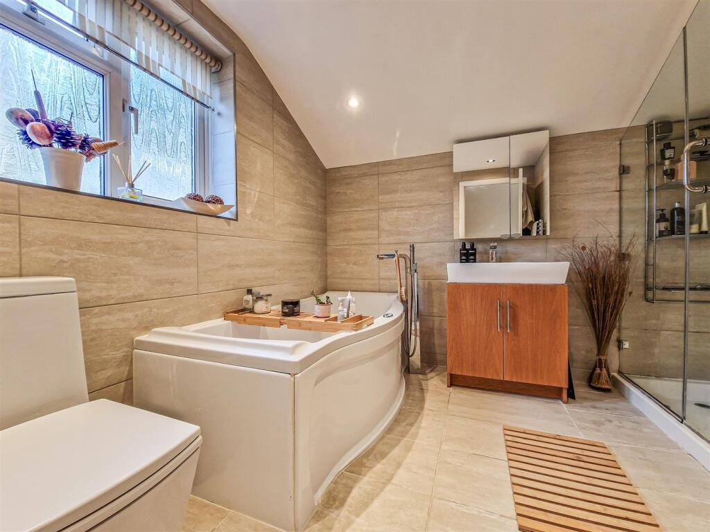 Luxury Bathroom-w.c