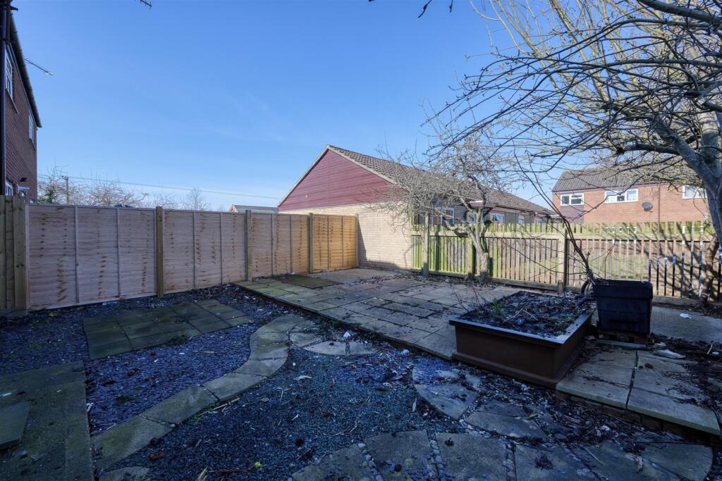 3-9 Jubilee Close Islip-25_HDR-DeNoiseAI-clear.jpg