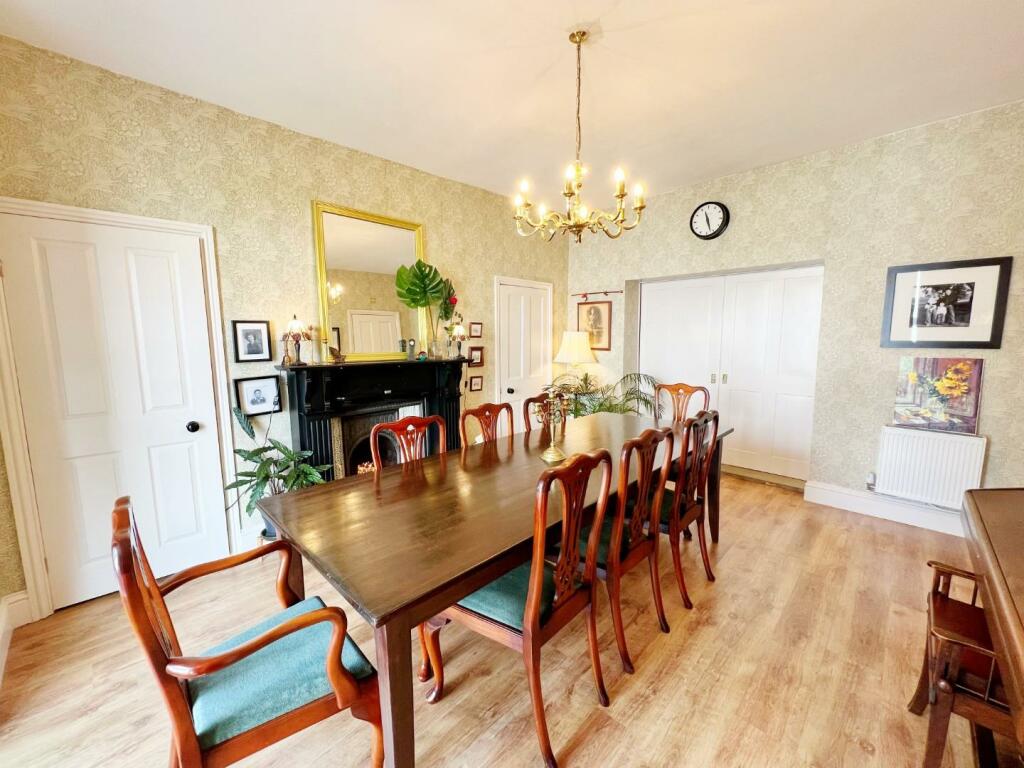 Dining Room pic 1.jpg