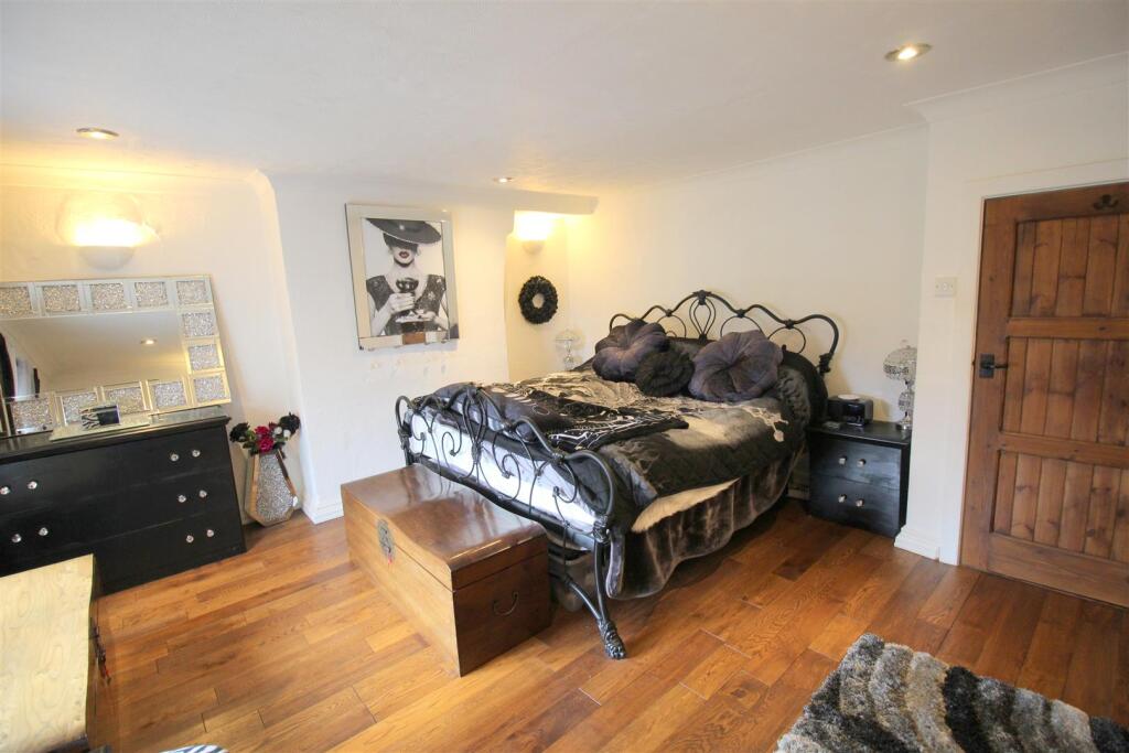 Leach Lodge Farm main bed 1.JPG