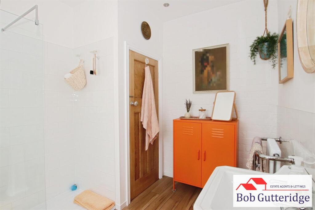 GROUND FLOOR SHOWER ROOM