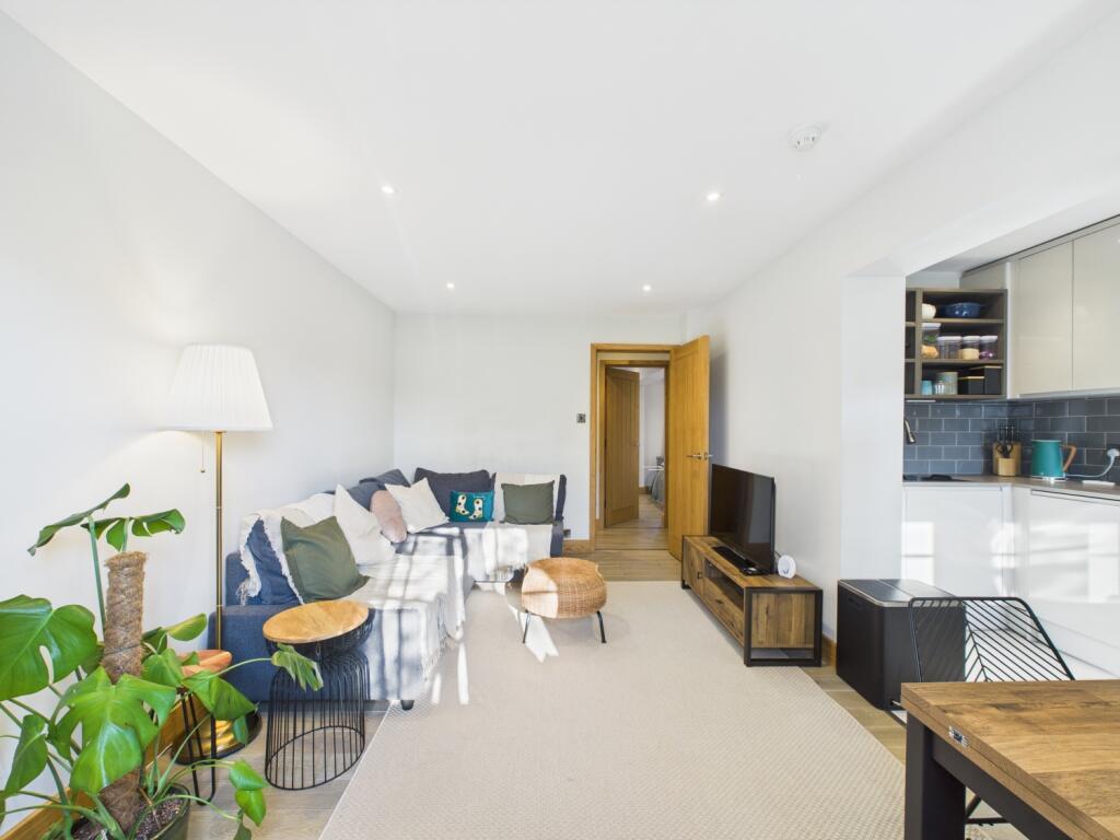 CAM02023G0-PR0129-STILL013