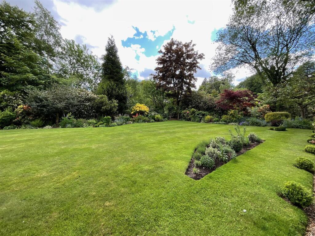 Enclosed Courtyard &amp; Grounds