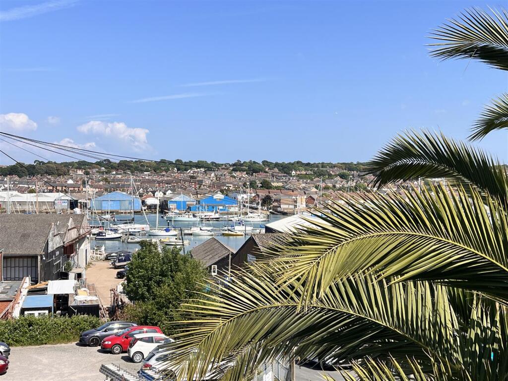 Sitting/Dining Room: