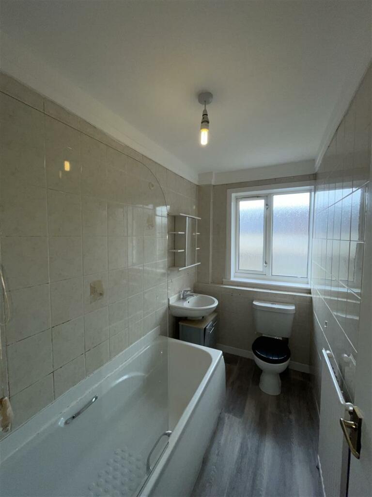 34 Peden Avenue - Bathroom.jpeg