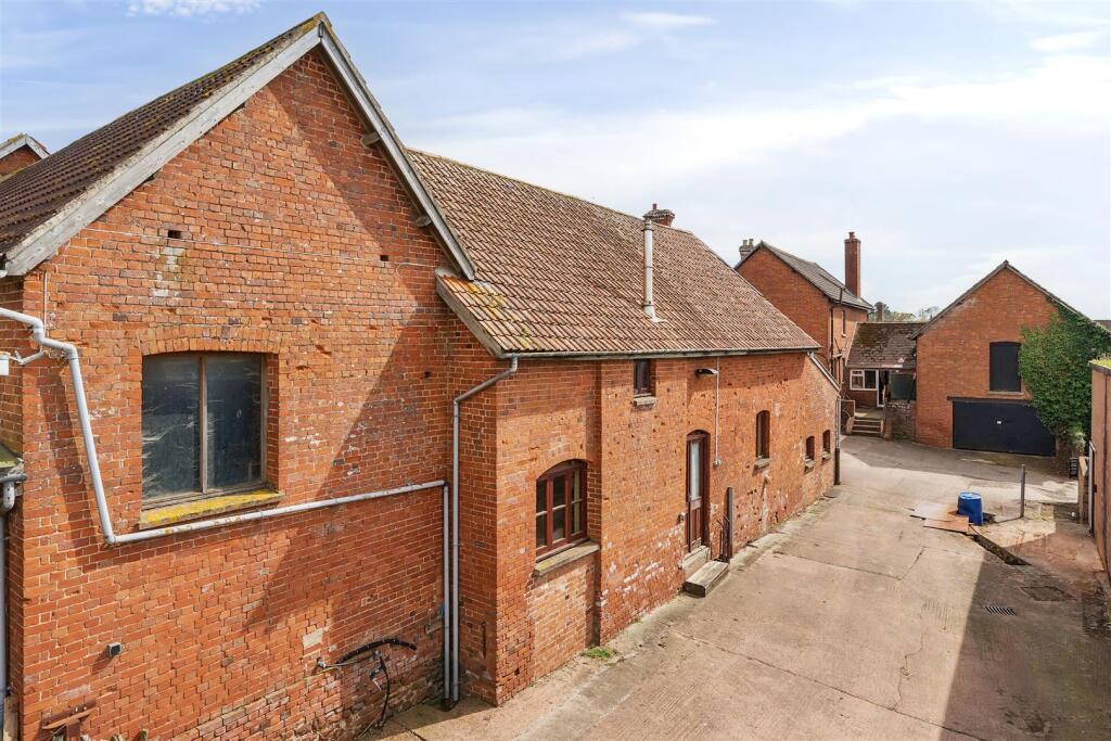 Page 4 top small left 1267102 (15).jpg