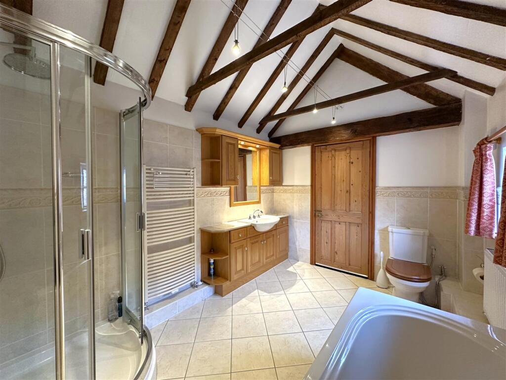 Generous Bathroom 373