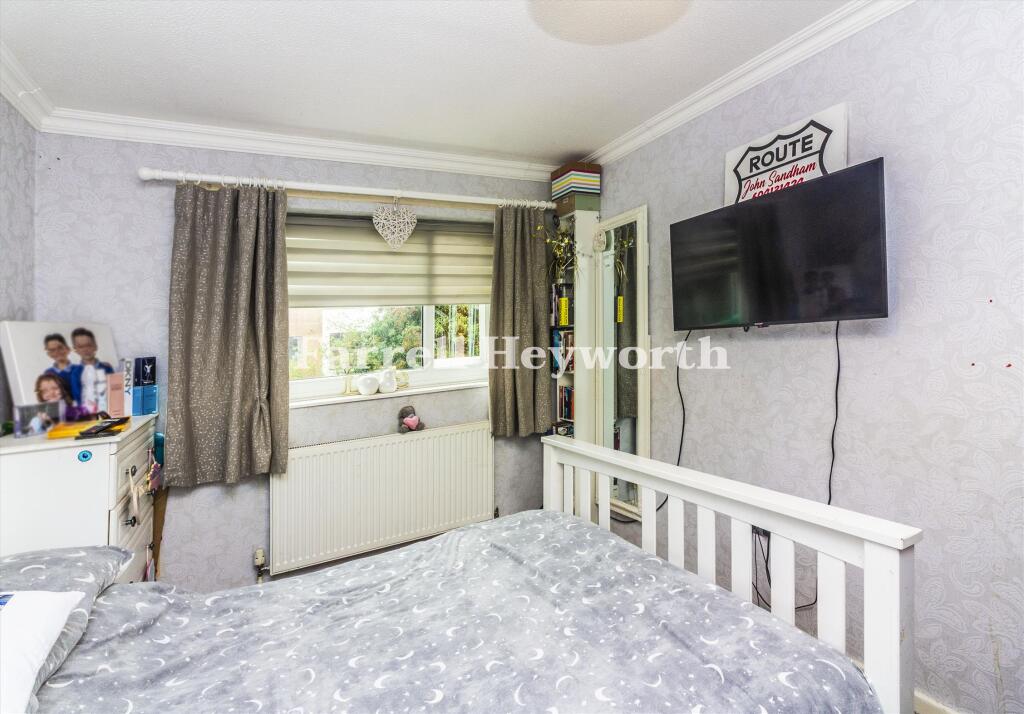 Bedroom 1 image 2