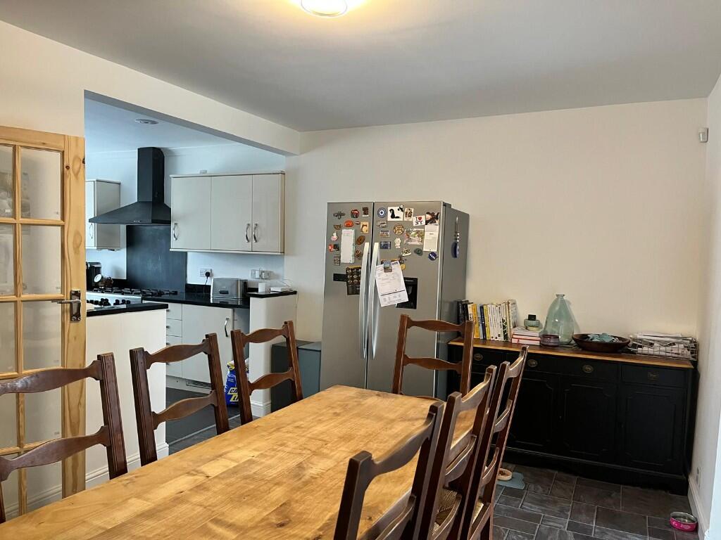 LOUNGE/DINING