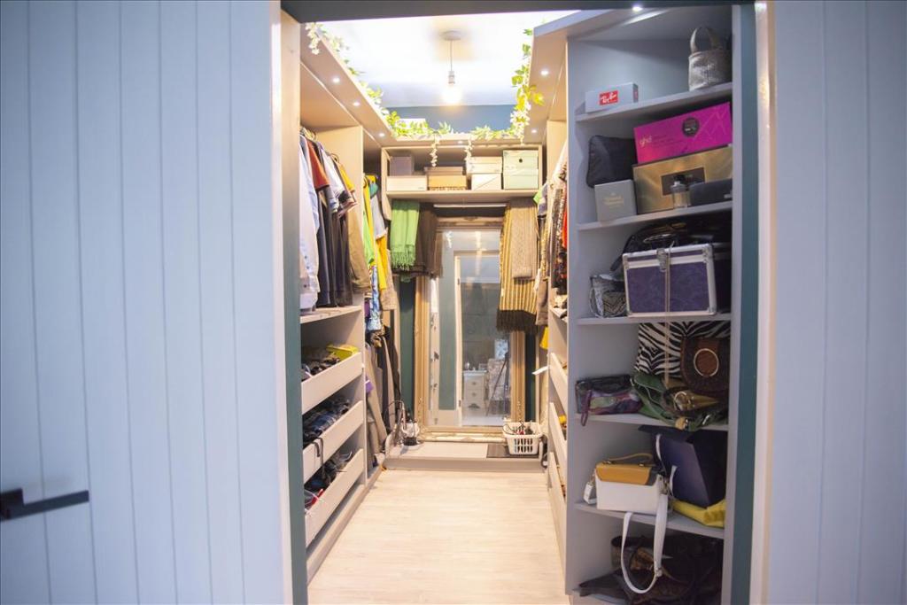 DRESSING ROOM
