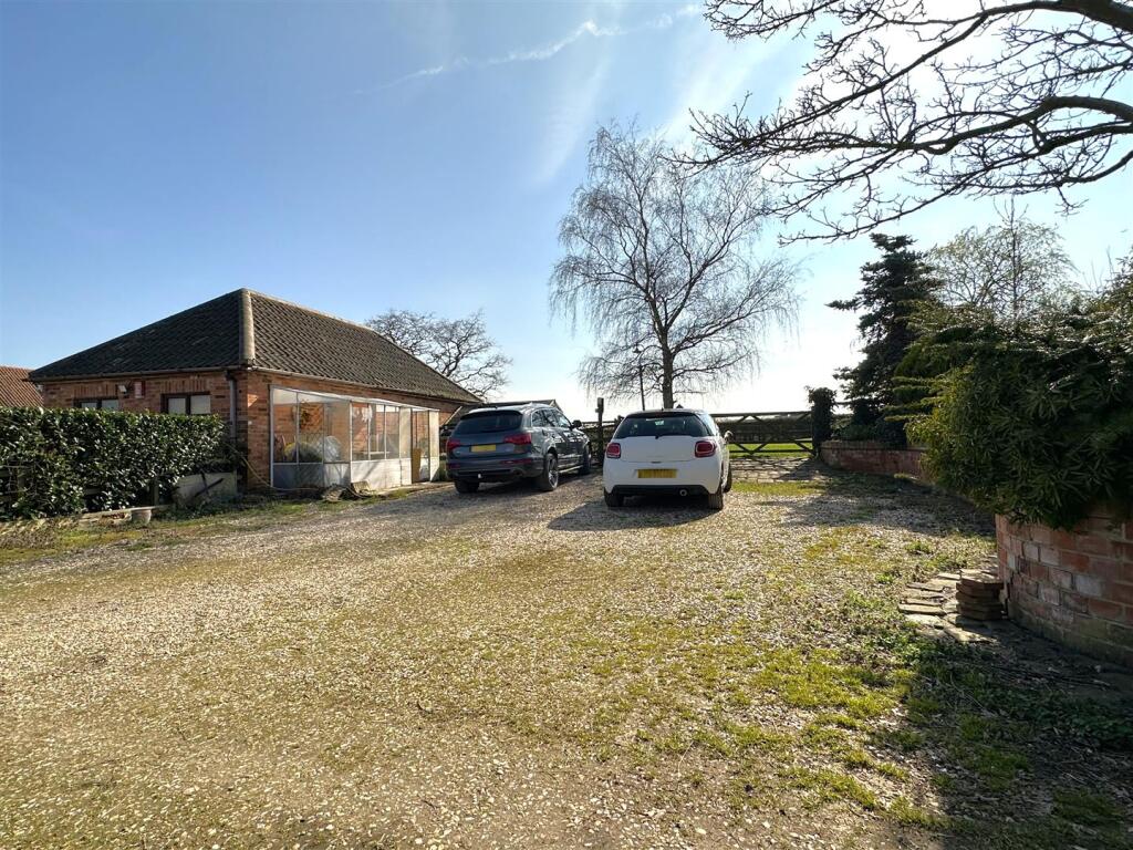 Generous MULTI-CAR Driveway 625