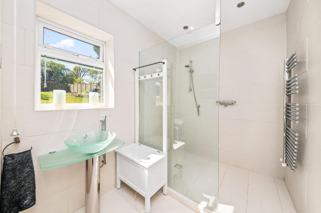 SWIMMING POOL ROOM W.C.