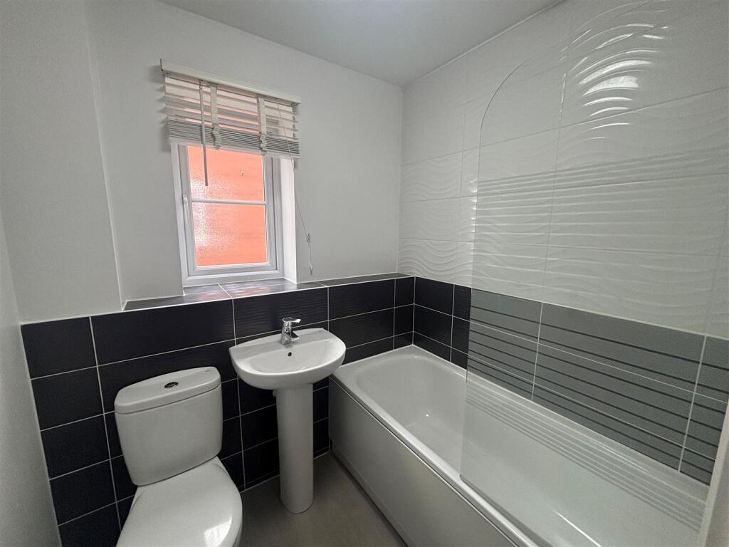 Family bathroom.jpg