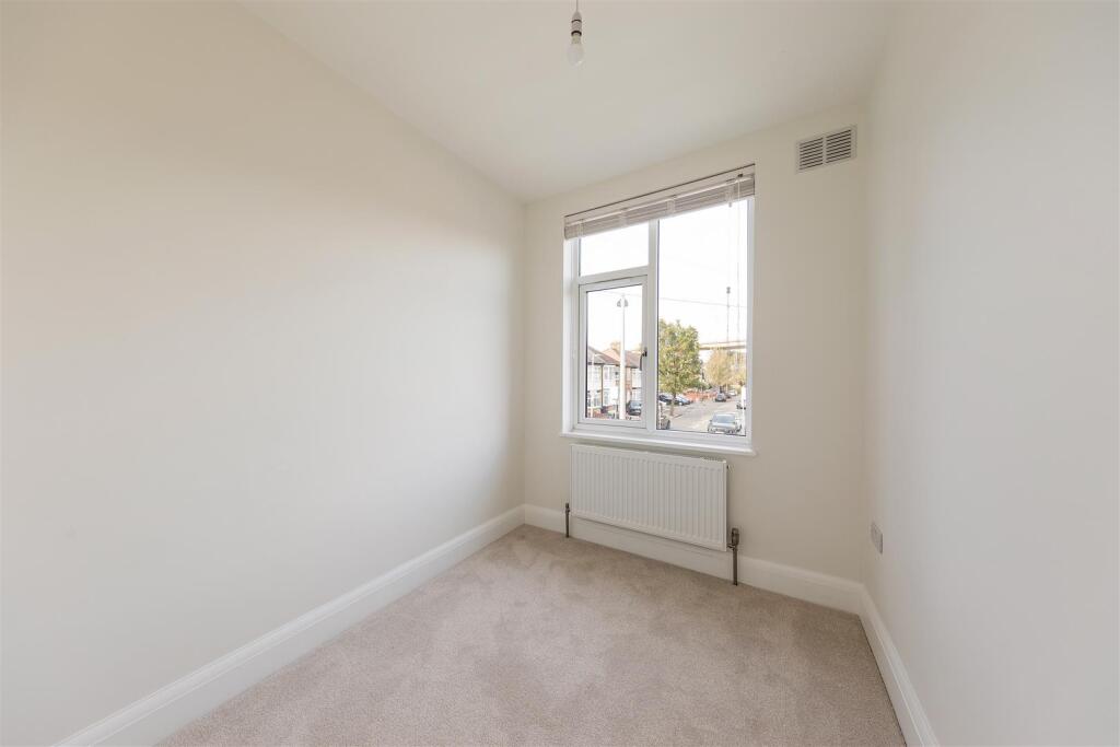 Rose Avenue, E18
