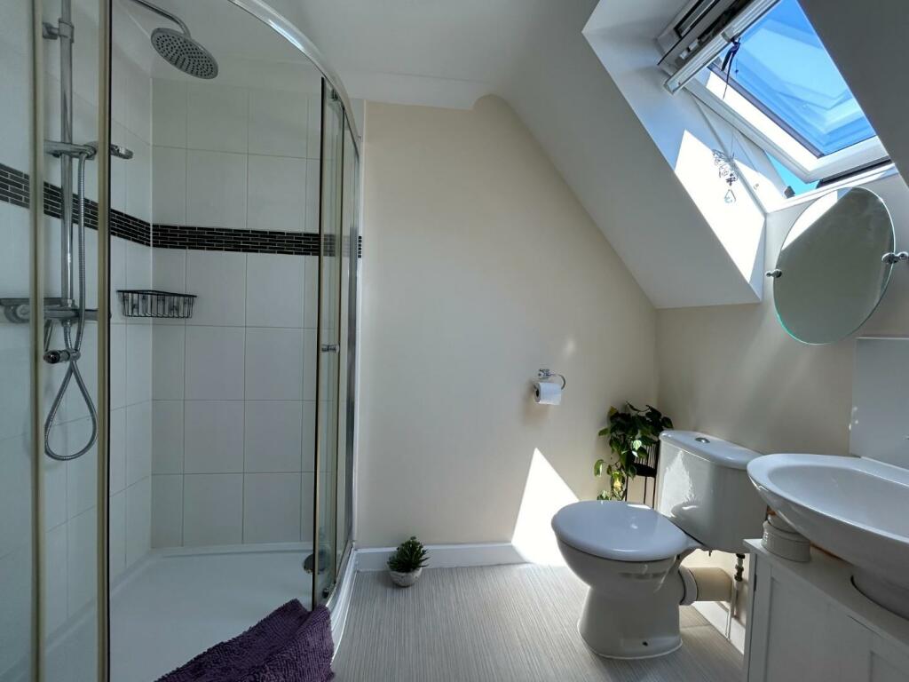 EN-SUITE SHOWER ROOM