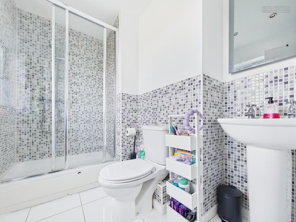 En-Suite To Master Bedroom