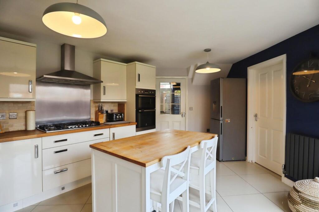 KITCHEN/BREAKFAST ROOM
