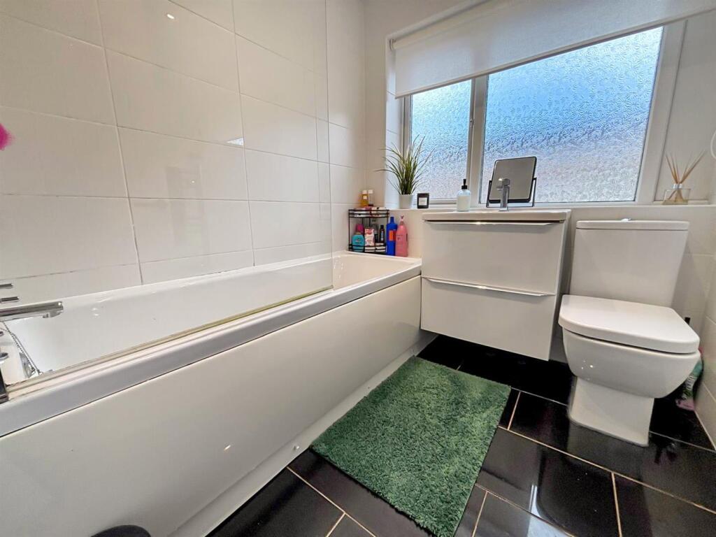 Bathroom / WC: