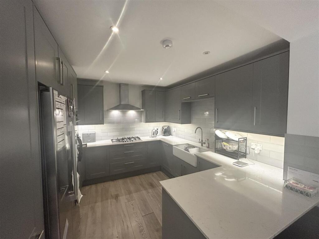 Kitchen/Breakfast Room: