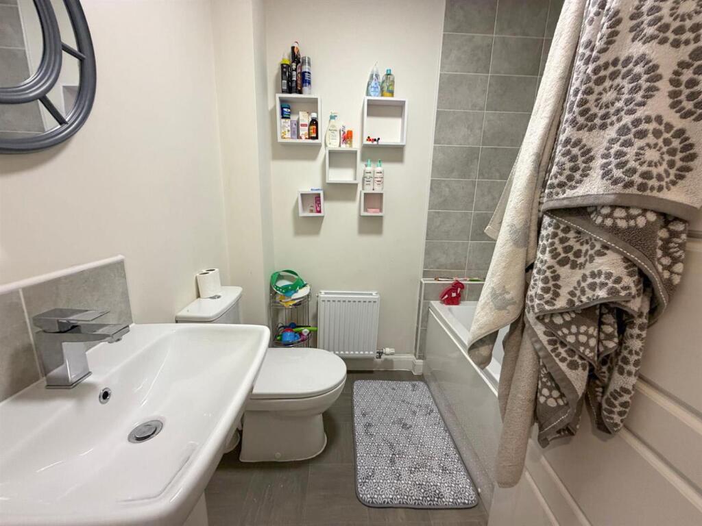 3 bed semi-detached house, Silsden 17