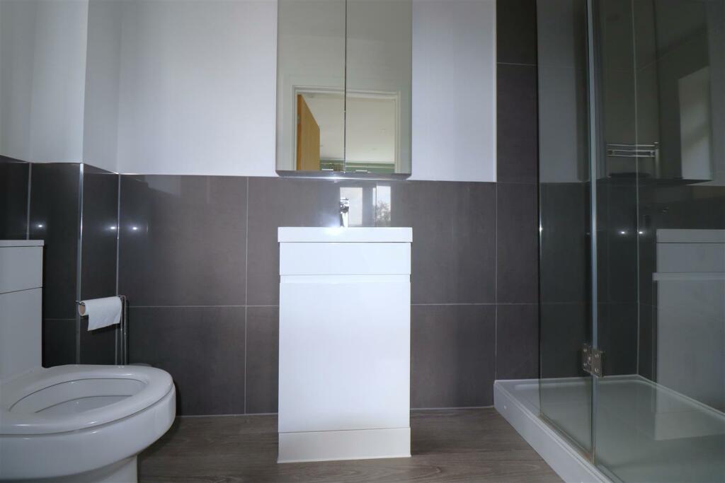 Ensuite 2 (1).JPG