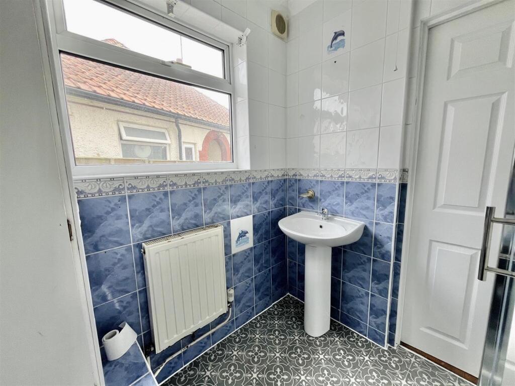 GROUND FLOOR SHOWER ROOM