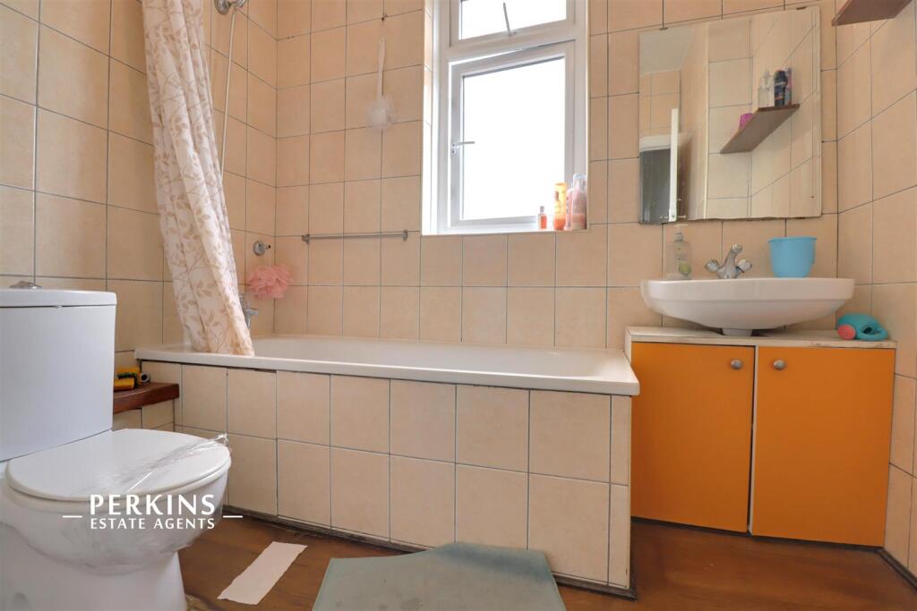 BATHROOM 2.JPG