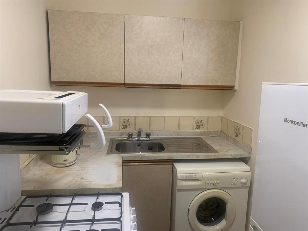 Kitchen: