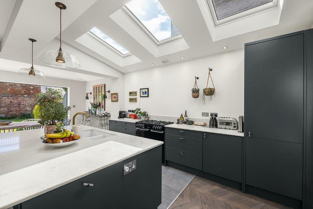 Kitchen (1).jpg