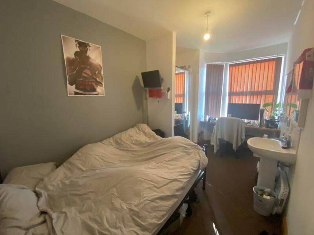 A cozy double bedroom featuring good natural li...