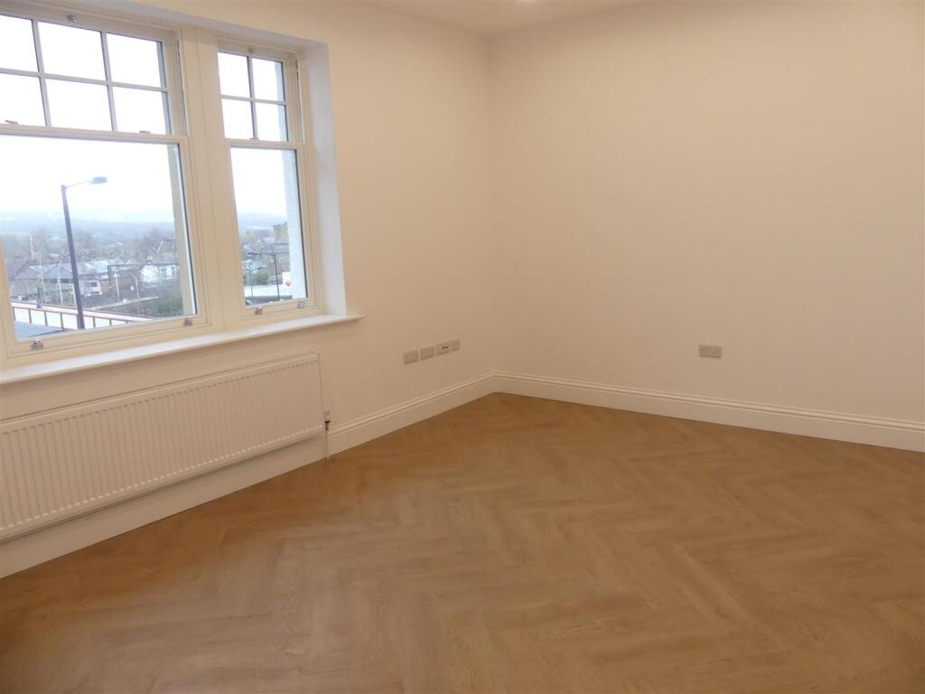 OPEN PLAN LIVING AREA